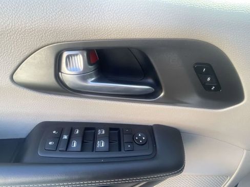 Used 2024 Chrysler Pacifica Touring-L image 22