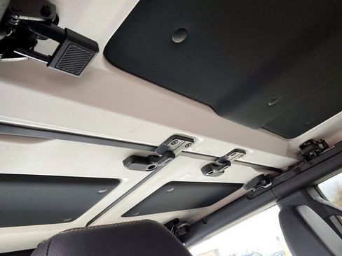 Used 2025 Ford Bronco Badlands image 11