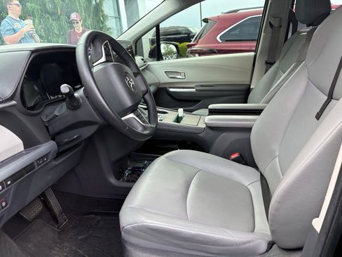 Used 2022 Toyota Sienna XLE w/ XLE Plus Package FWD image 8
