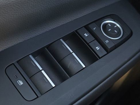 Used 2025 Toyota Prius XLE image 27