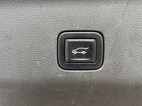 Used 2022 Chevrolet Suburban Z71 w/ Luxury Package AWD/4WD image 4