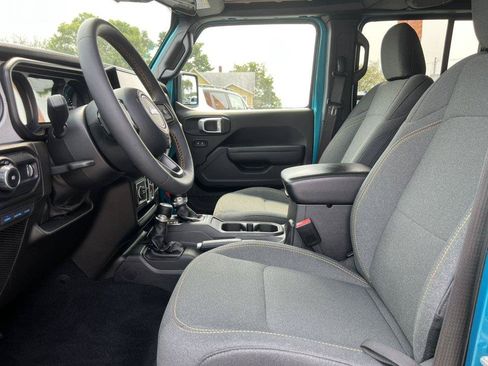Used 2024 Jeep Wrangler Unlimited w/ Convenience Group AWD/4WD image 4