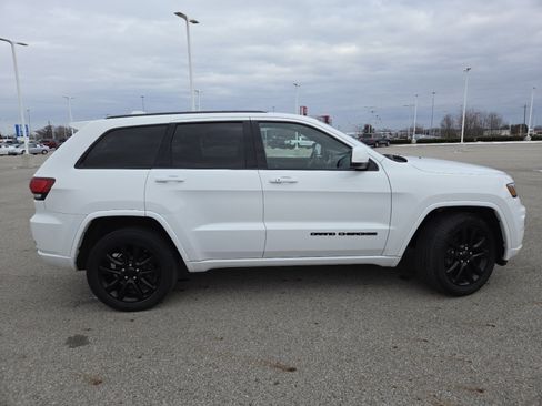 Used 2019 Jeep Grand Cherokee Altitude image 18