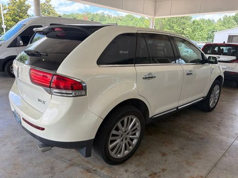 Used 2013 Lincoln MKX FWD image 3