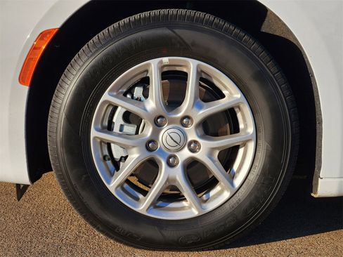 Used 2025 Chrysler Pacifica Select image 10