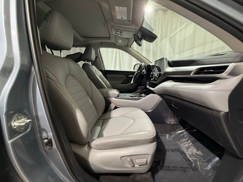 Used 2023 Toyota Highlander XLE AWD/4WD image 24