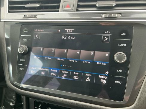 Used 2022 Volkswagen Tiguan SE w/ Panoramic Sunroof Package image 16