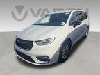 Used 2024 Chrysler Pacifica Touring-L FWD image 1