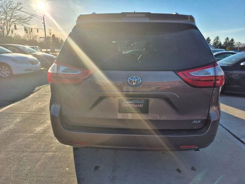 Used 2019 Toyota Sienna XLE image 6