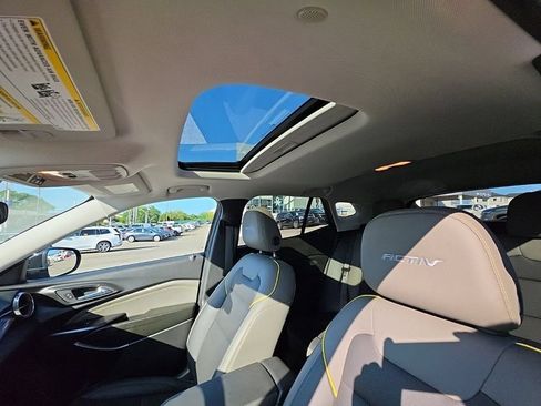 Used 2024 Chevrolet Trax ACTIV w/ Sunroof Package FWD image 22