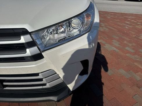 Used 2018 Toyota Highlander LE FWD image 23
