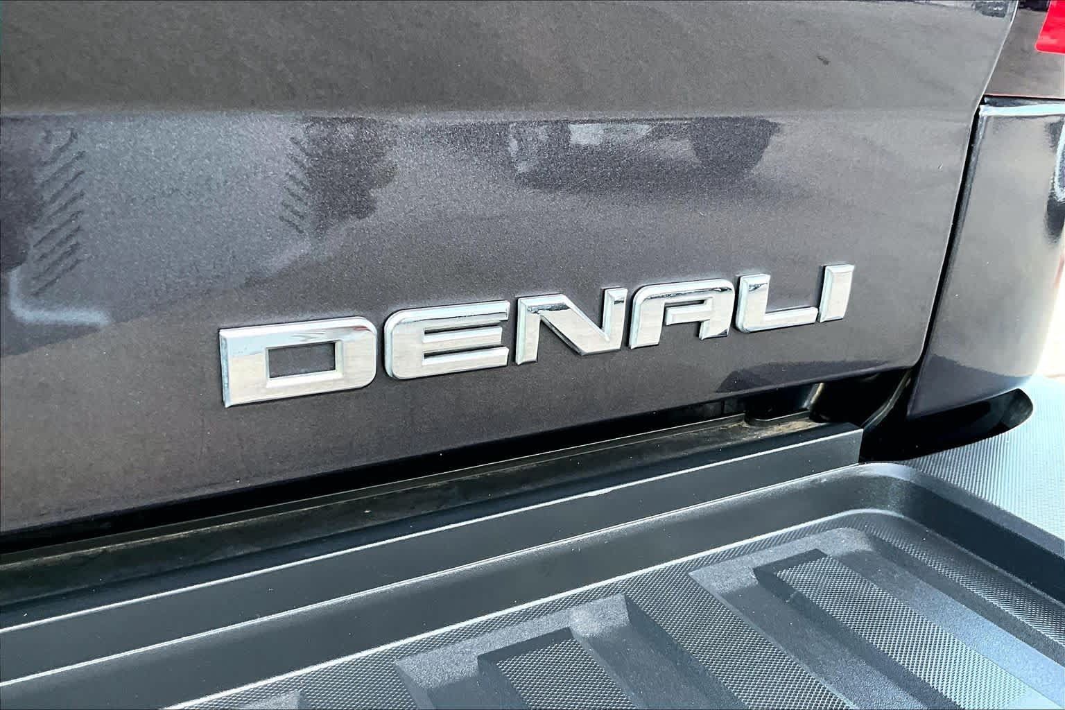 Used 2015 GMC Sierra 2500 Denali w/ Duramax Plus Package AWD/4WD image 10