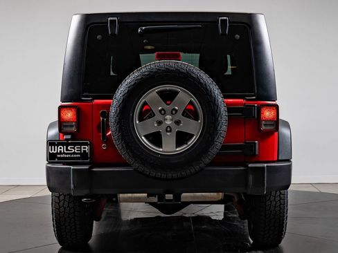 Used 2012 Jeep Wrangler Unlimited Rubicon w/ Dual Top Group AWD/4WD image 7