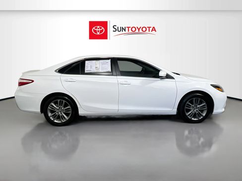 Used 2016 Toyota Camry SE image 2