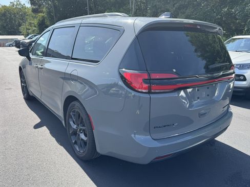 Used 2025 Chrysler Pacifica Limited FWD image 6