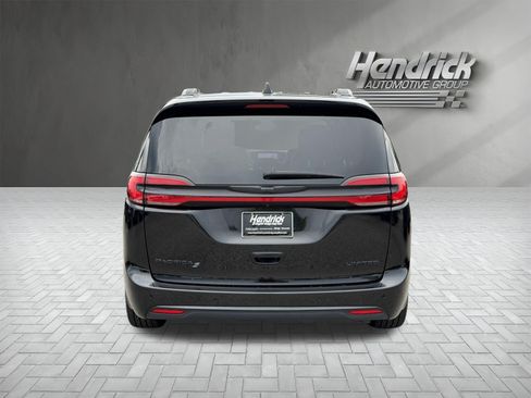 Used 2025 Chrysler Pacifica Limited FWD image 9