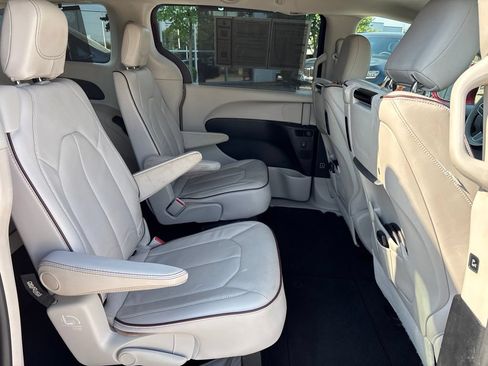Used 2017 Chrysler Pacifica Limited w/ UConnect Theater Package FWD image 20