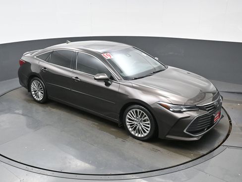 Used 2019 Toyota Avalon Limited image 35