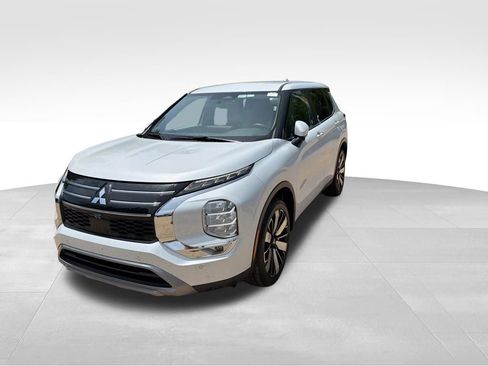 Used 2025 Mitsubishi Outlander SE FWD image 3