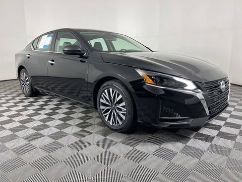 Used 2024 Nissan Altima 2.5 SV image 2