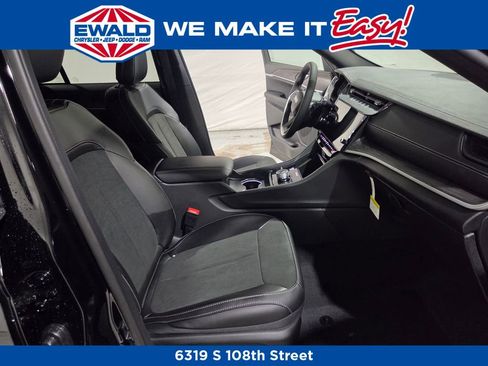 New 2026 Jeep Grand Cherokee Altitude image 11