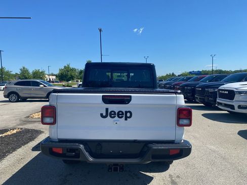 Used 2024 Jeep Gladiator Sport AWD/4WD image 3