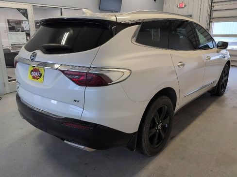 Used 2023 Buick Enclave Essence image 5