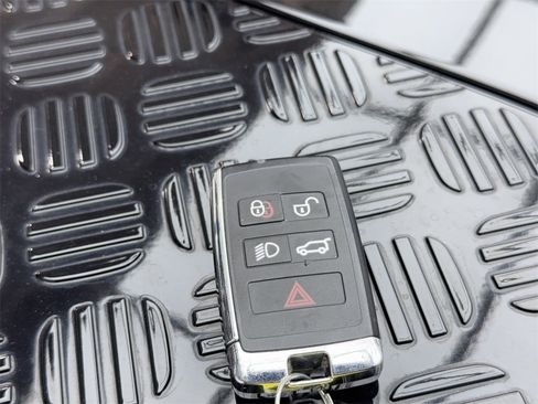 Used 2024 Land Rover Defender 90 S image 57