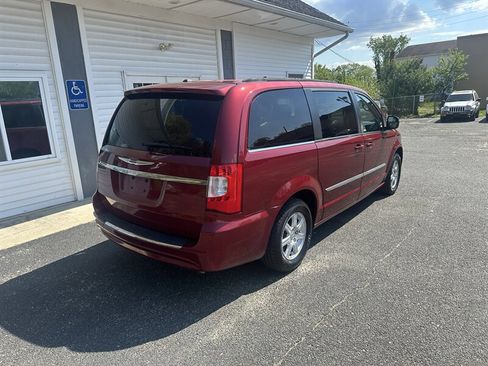 Used 2012 Chrysler Town & Country Touring w/ Entertainment Group #1 FWD image 10