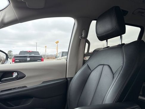 Used 2024 Chrysler Pacifica Touring-L image 23