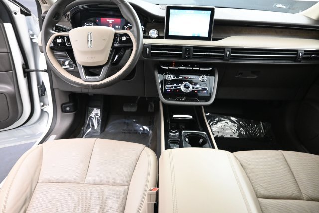 Used 2020 Lincoln Corsair Reserve w/ Appearance Package FWD image 16