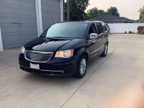 Used 2015 Chrysler Town & Country Touring-L w/ Driver Convenience Group FWD image 3