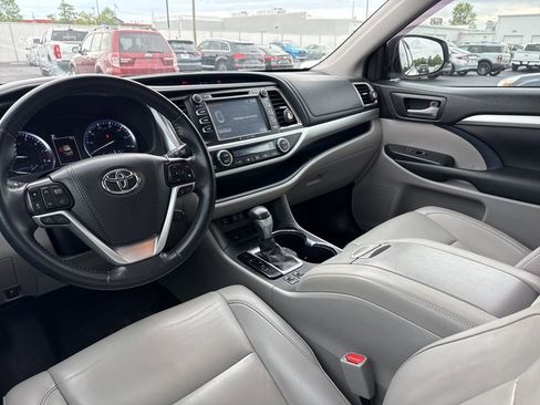 Used 2019 Toyota Highlander XLE FWD image 10