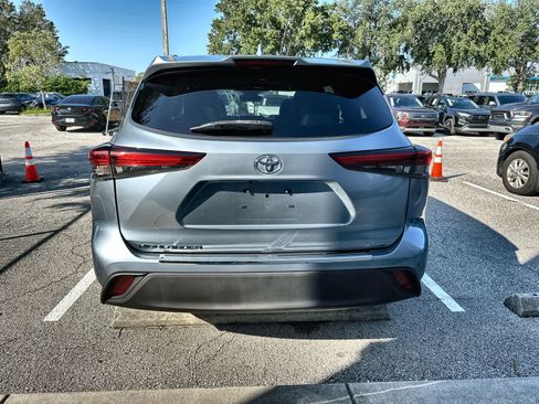 Used 2022 Toyota Highlander XLE FWD image 7