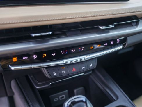 Certified 2024 Cadillac XT4 Luxury w/ Cold Weather Package FWD image 18