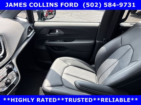 Used 2025 Chrysler Pacifica Select FWD image 27