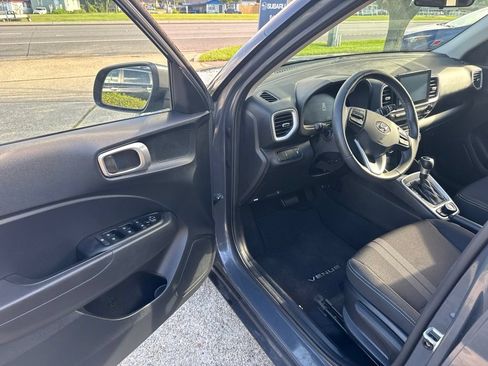 Used 2023 Hyundai Venue SEL FWD image 11