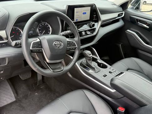 Used 2025 Toyota Highlander XLE FWD image 11