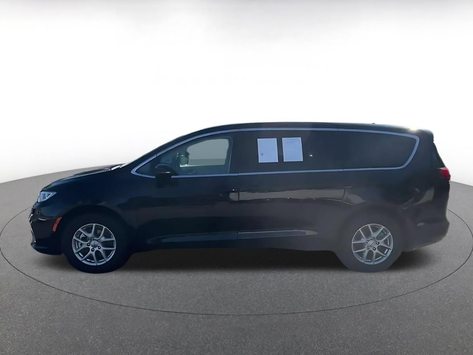 Used 2024 Chrysler Pacifica Touring-L FWD image 7