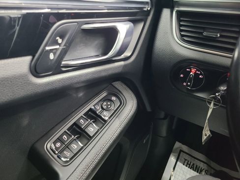 Used 2018 Porsche Macan w/ Premium Package image 28