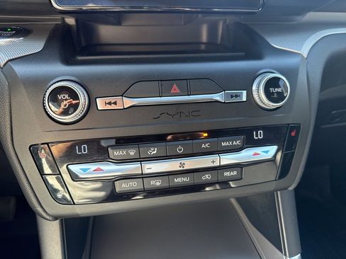 Used 2020 Ford Explorer XLT w/ Equipment Group 202A image 23