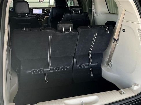 Used 2023 Chrysler Pacifica Touring-L FWD image 36