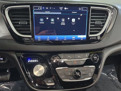Certified 2025 Chrysler Pacifica Select FWD image 22