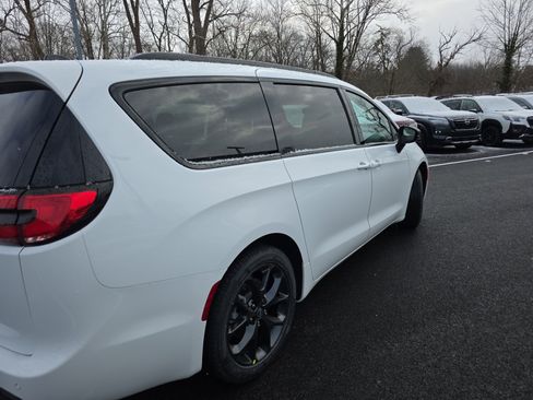 New 2026 Chrysler Pacifica Select w/ S Appearance Package image 25