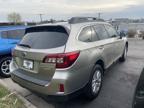 Used 2017 Subaru Outback 2.5i Premium image 3