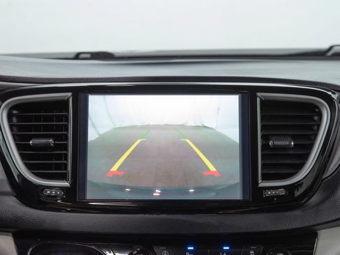 Used 2023 Chrysler Pacifica Touring-L FWD image 29