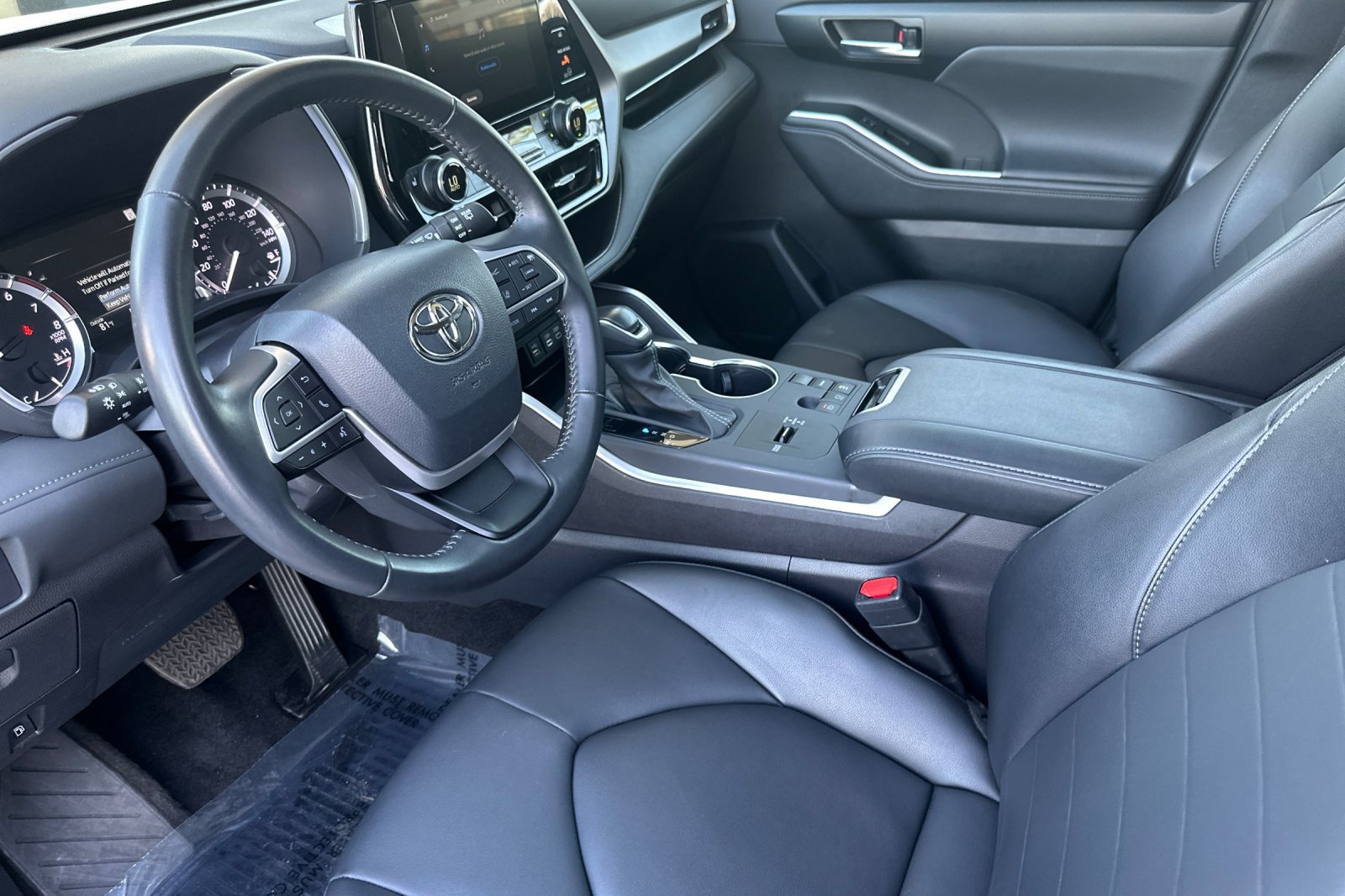 Used 2025 Toyota Highlander XLE FWD image 10