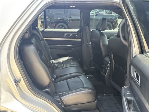 Used 2018 Ford Explorer XLT w/ Equipment Group 202A AWD/4WD image 10