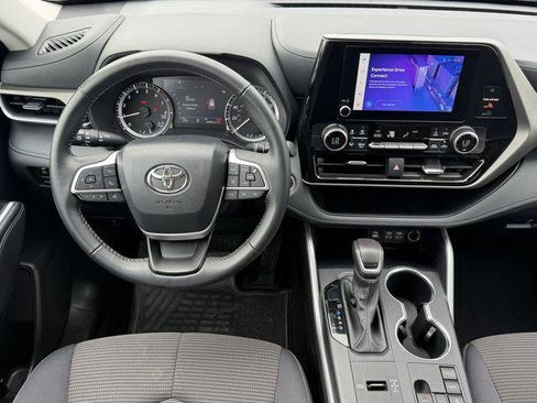 Certified 2025 Toyota Highlander LE FWD image 10