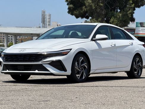 Used 2025 Hyundai Elantra SEL FWD image 8